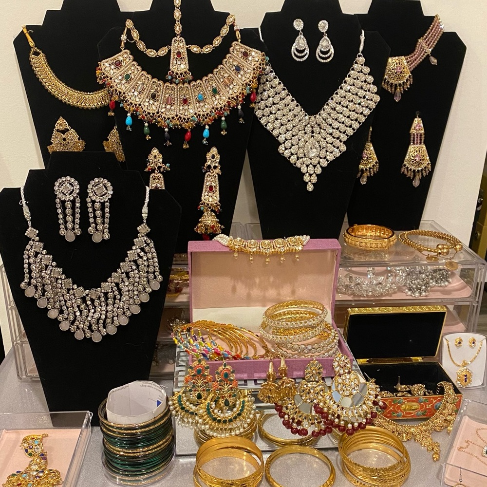 LETS VIBE!! Great deals!! Kundan Jewelry Sets:)